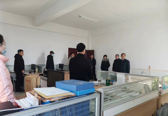 殷殷關(guān)懷寄真情 聲聲祝福暖人心市產(chǎn)業(yè)集團領(lǐng)導(dǎo)節(jié)后慰問一線員工256.png